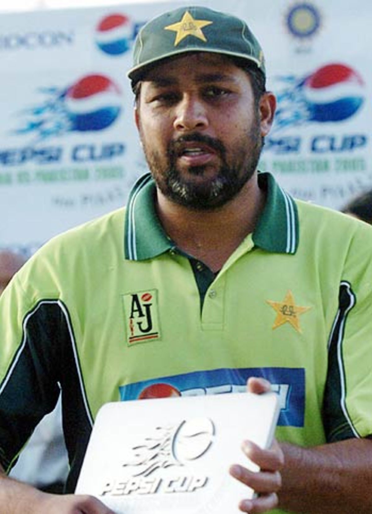 Inzamam Ul Haq With The Man Of The Match Award After Helping His Side