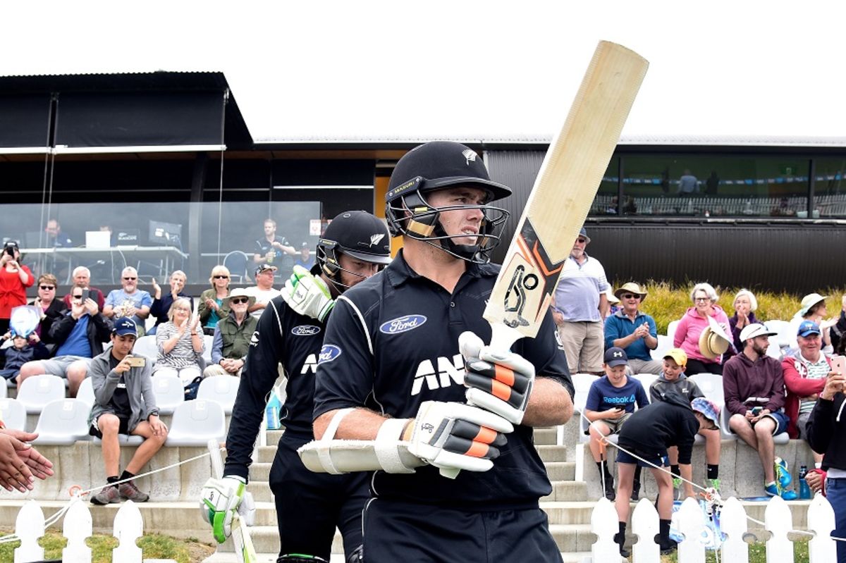 Tom Latham And Martin Guptill Walk Out To Bat Espncricinfo