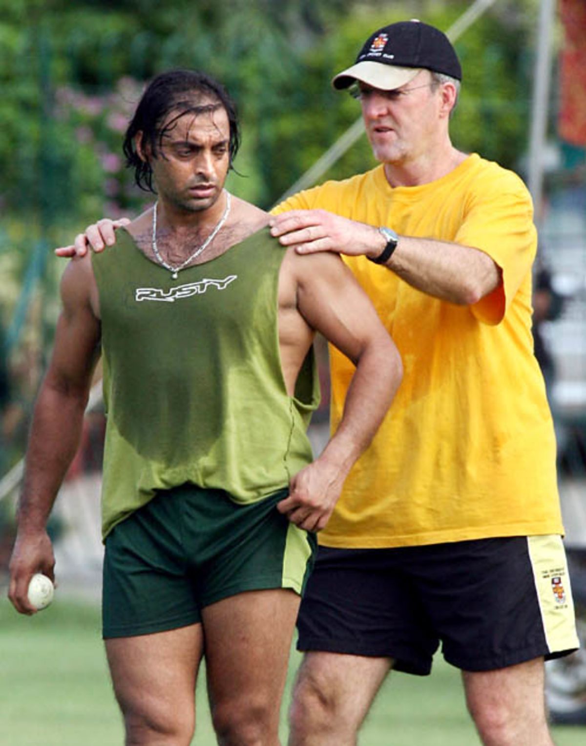 Geoff Lawson Assists Shoaib Akhtar During Practice ESPNcricinfo