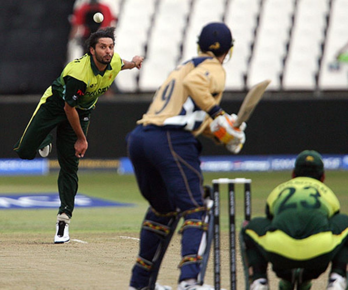 Craig Wright And Colin Smith Celebrate The Wicket Of Shahid Afridi