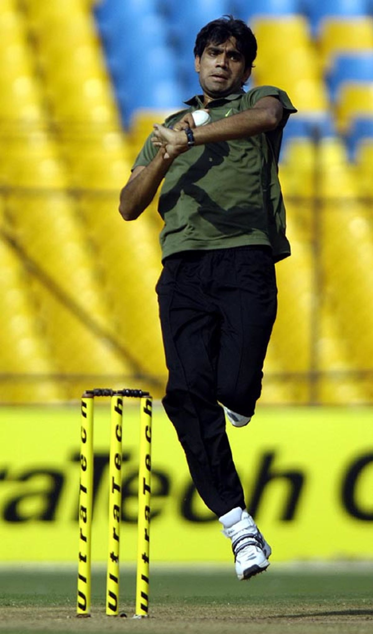 Munaf Patel Runs In To Bowl Espncricinfo