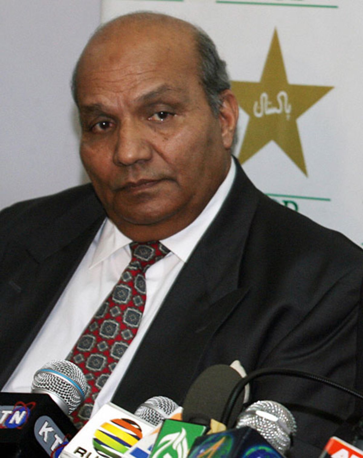 Intikhab Alam At A Press Conference Espncricinfo