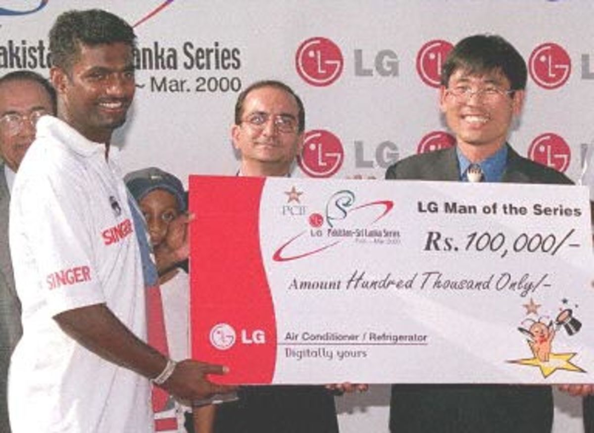 Murali Receiving The Cheque For Man Of The Series Espncricinfo