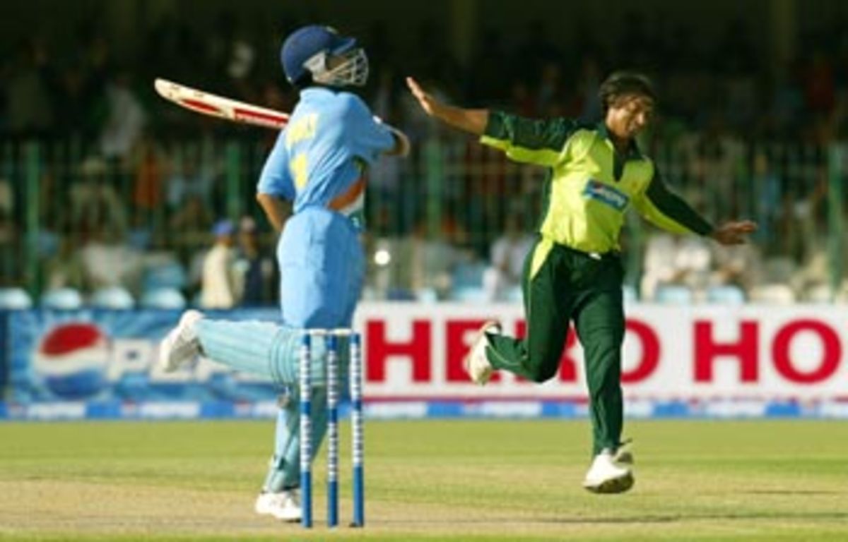 Shoaib Akhtar Celebrates After Dismissing Sourav Ganguly Espncricinfo