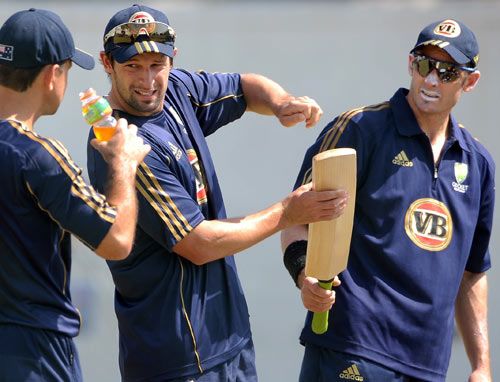 Ben Hilfenhaus Chats With Ricky Ponting And Michael Hussey