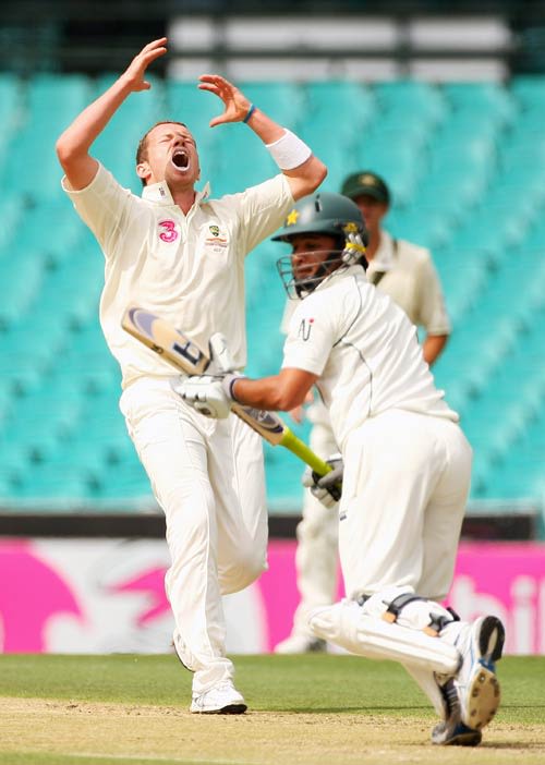 Peter Siddle Shows His Frustration After Imran Farhat Is Dropped In The