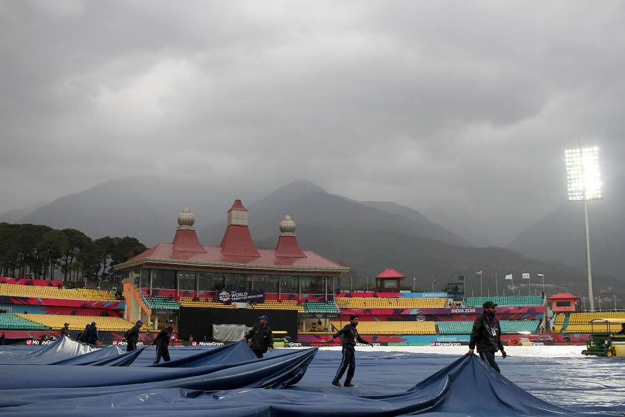 The Groundstaff Cover Up The Outfield Espncricinfo