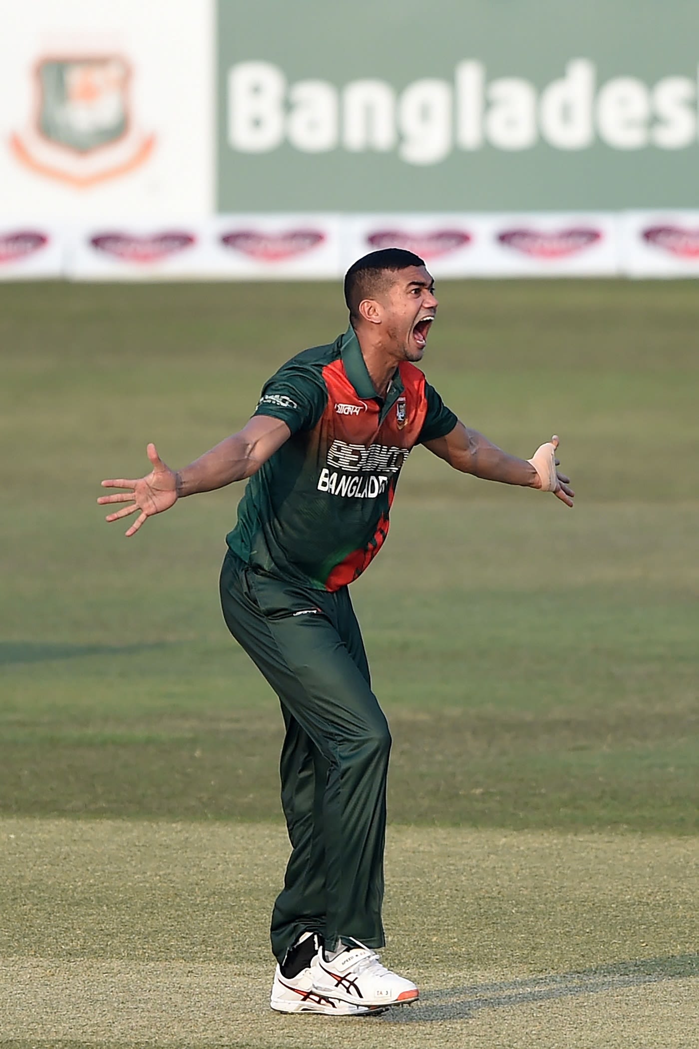 Taskin Ahmed Appeals Against Kyle Mayers Espncricinfo