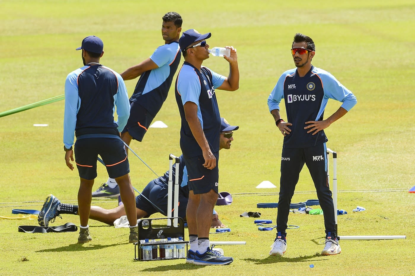 Rahul Dravid Rehydrates Himself While Having A Chat With Yuzvendra