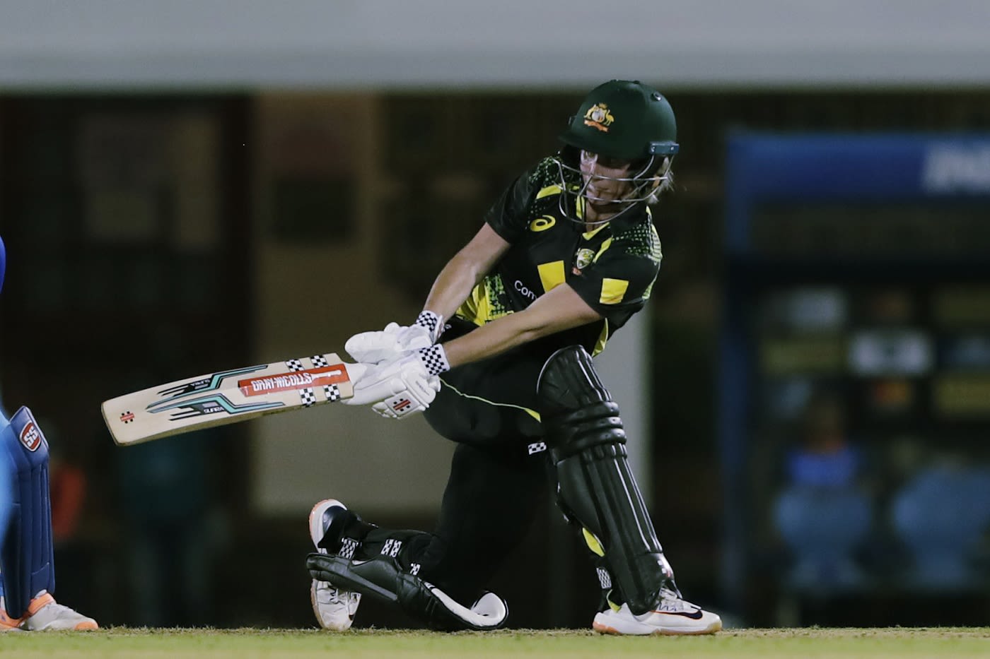 Beth Mooney Plays The Sweep ESPNcricinfo