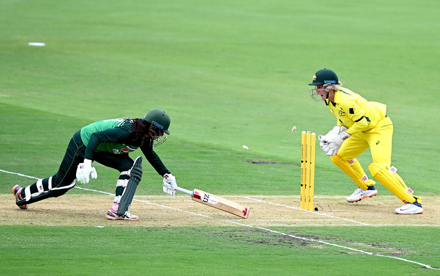 Beth Mooney Completes The Stumping Of Aliya Riaz Espncricinfo