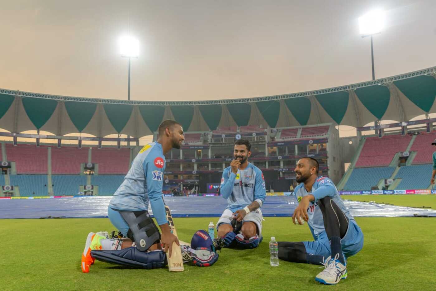 Nicholas Pooran Kl Rahul And Krunal Pandya Have A Chat At Lucknow