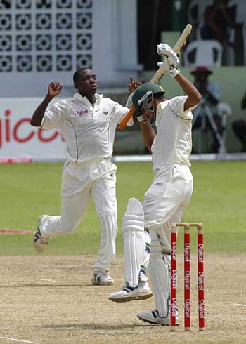 Fidel Edwards Makes Yasir Hameed Hop ESPNcricinfo