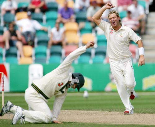 Shane Warne And Brad Hodge Combine To Dismiss Marlon Samuels