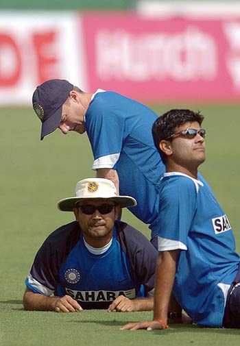 John Gloster Attends To Virender Sehwag S Back ESPNcricinfo