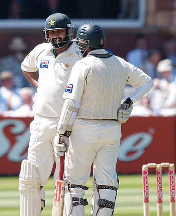 Inzamam Ul Haq And Mohammad Yousuf Exchange Notes During Their Run