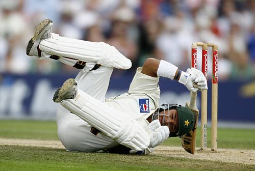 Imran Farhat Dives To Make His Ground After A Run Out Scare