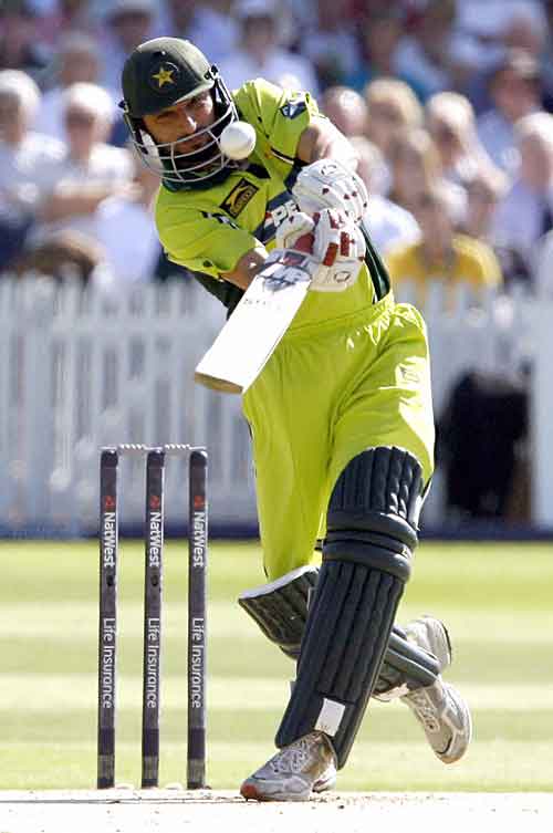 Shahid Afridi Launches A Six To Open His Account Espncricinfo