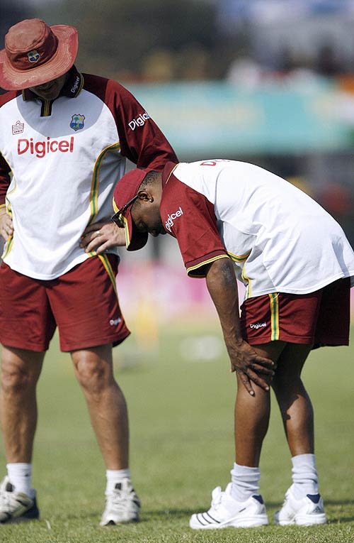 Brian Lara Holds His Dodgy Knee ESPNcricinfo