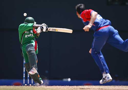 Steve Tikolo Evades A Bouncer From Sajid Mahmood Espncricinfo