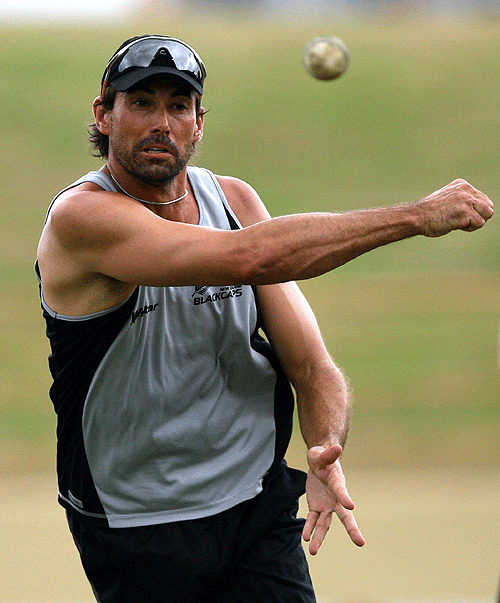 Stephen Fleming Practices His Throws Espncricinfo