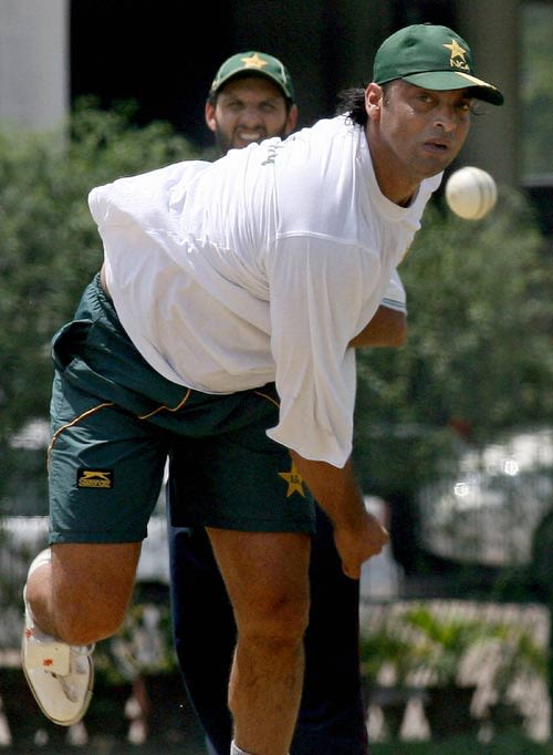 Shoaib Akhtar Recovering From A Knee Injury Makes An Appearance At