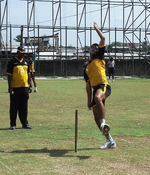 Mashrafe Mortaza Practises At The Max Cricket Academy Espncricinfo