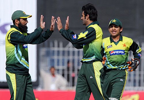 Shoaib Malik Celebrates The Dismissal Of Tatenda Taibu Espncricinfo