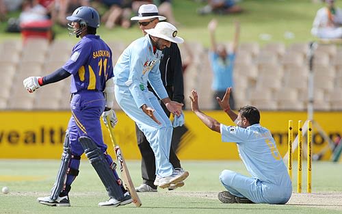 Praveen Kumar Celebrates After Running Out Mahela Jayawardene