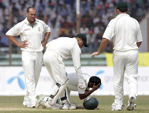 Aftab Ahmed In Pain After Being Struck By A Bouncer From Jacques Kallis