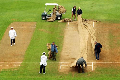 Groundstaff Covering The Pitch As Rain Halts Play Espncricinfo