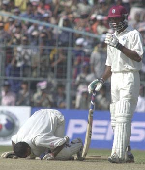 Chanderpaul Kisses The Wicket After His Ton ESPNcricinfo