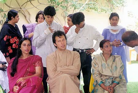 Imran Khan With The Sindh And Punjab Women Cricket Association Teams At