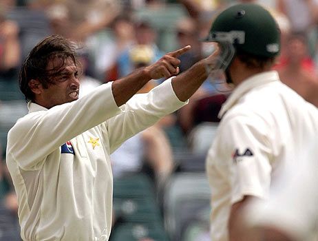 Shoaib Akhtar Points To The Crowd After Dismissing Matthew Hayden