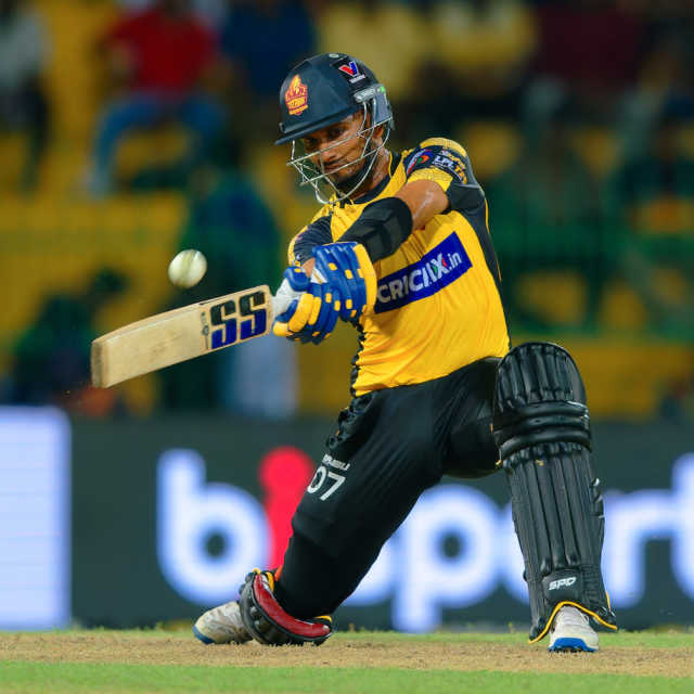 T10 cricket shop live score