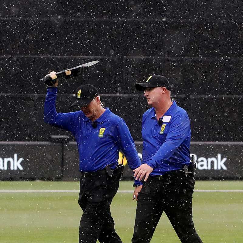 Know about the equipment umpire Bruce Oxenford was wearing on his hand