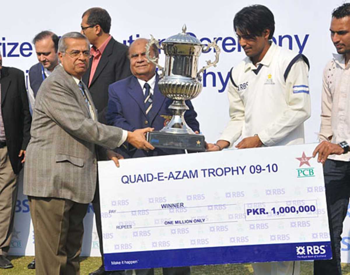 Karachi Blues captain Mohammad Sami with the Quaid-e-Azam Trophy and winner's cheque