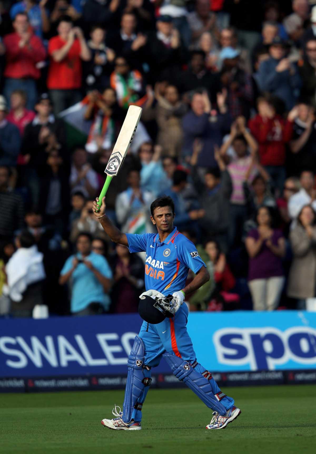 Rahul Dravid waves goodbye to one-day international cricket, England v India, 5th ODI, Cardiff, September 16, 2011