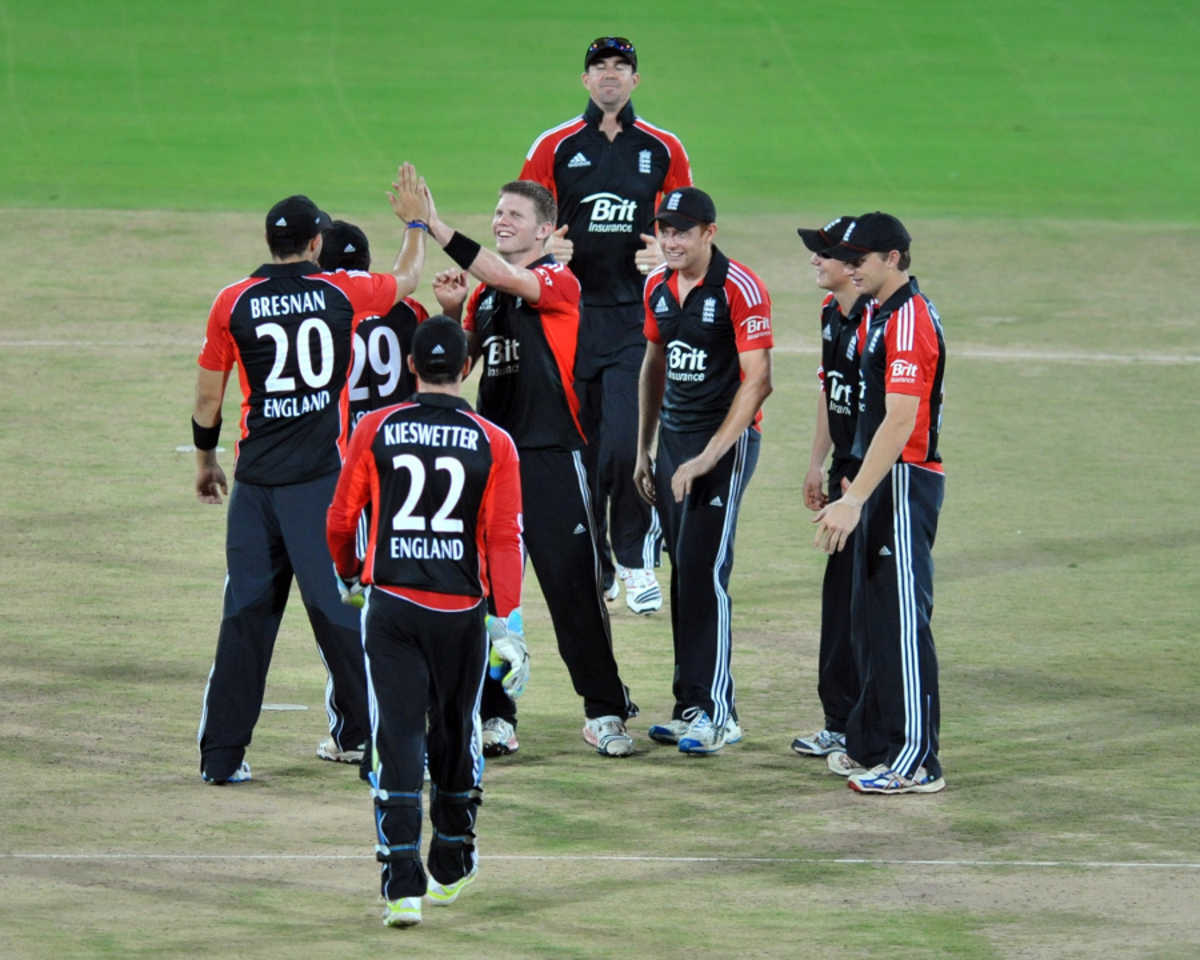 Stuart Meaker helped to finish off the Hyderabad XI innings with a couple of quick wickets