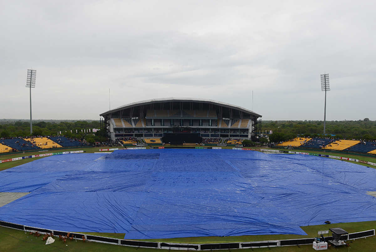 Rain halted play for more than an hour