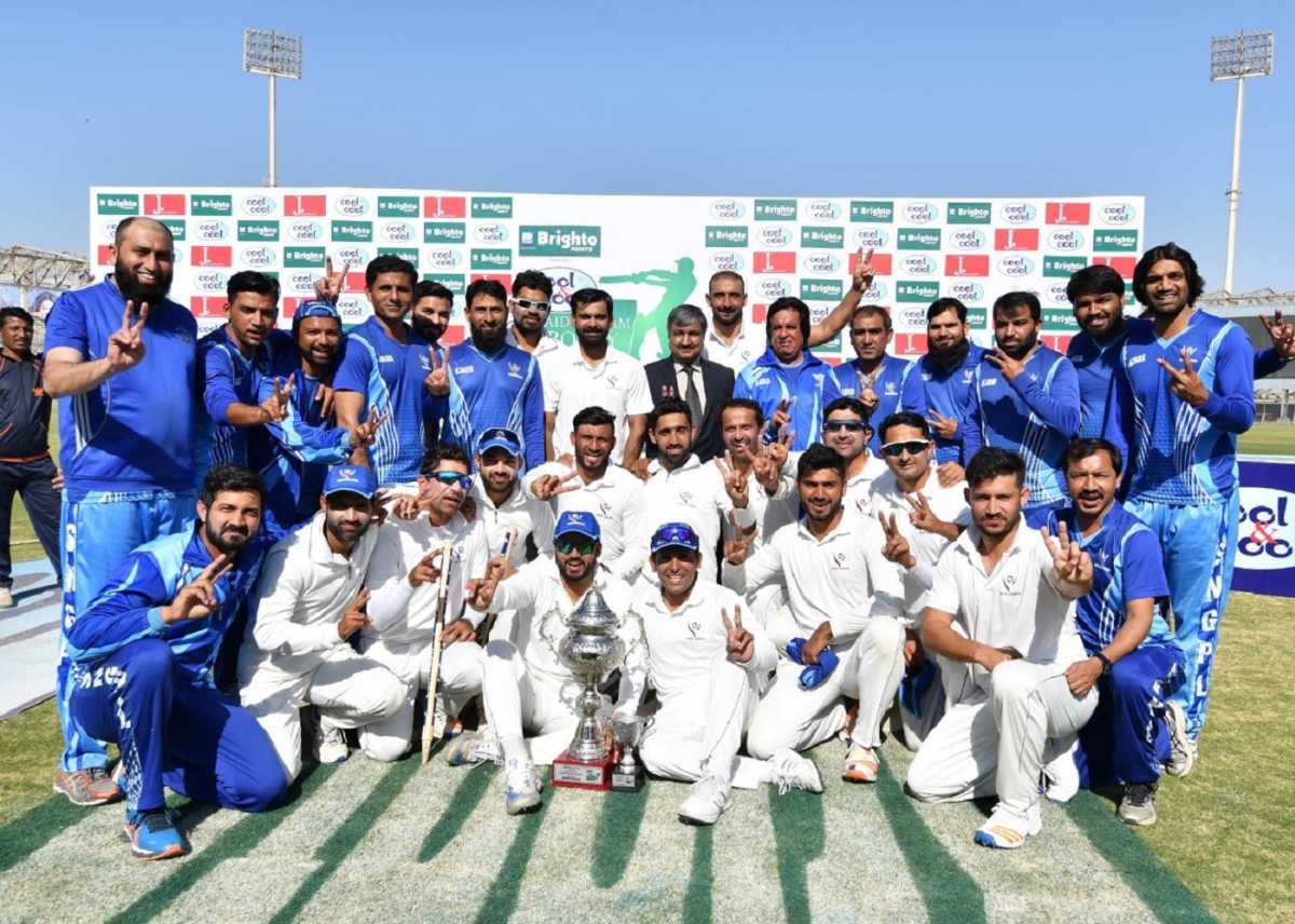 Sui Northern players and staff pose with the Quaid-e-Azam Trophy, Sui Northern v WAPDA, Quaid-Azam Trophy final, Karachi, 5th day, 25 December, 2017
