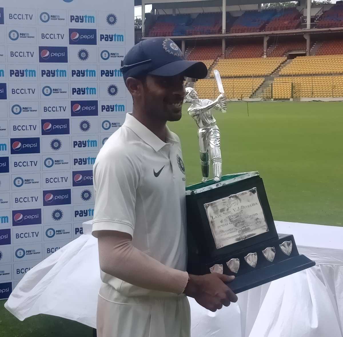 Abhimanyu Easwaran with the Man of the Match trophy, India Red v India Green, Duleep Trophy final, Bengaluru, September 7, 2019
