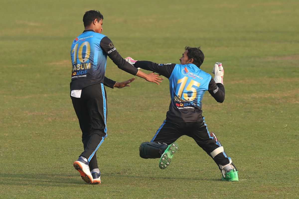 Mushfiqur Rahim threatens to throw a punch at Nasum Ahmed after a light collision while going for a catch, Beximco Dhaka vs Fortune Barishal, Eliminator, Dhaka, Bangabandhu T20 Cup, December 14, 2020