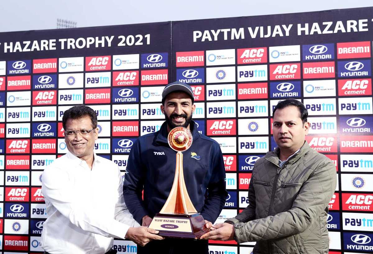 Himachal Pradesh captain Rishi Dhawan (centre) with the Vijay Hazare Trophy