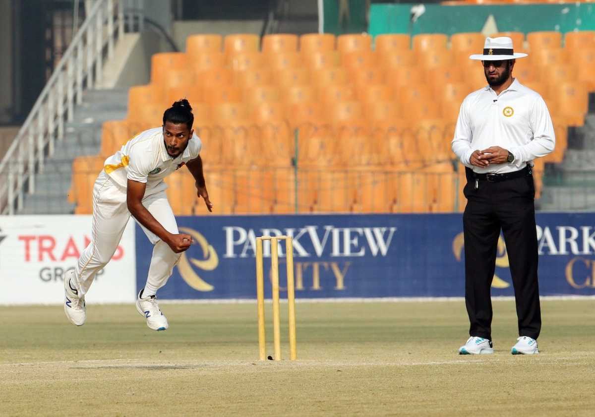Mohammad Umar sent back Hasan Raza and Abdul Faseeh in back-to-back overs, Sindh vs Northern, Quaid-e-Azam Trophy final, 3rd day, Lahore, November 28, 2022