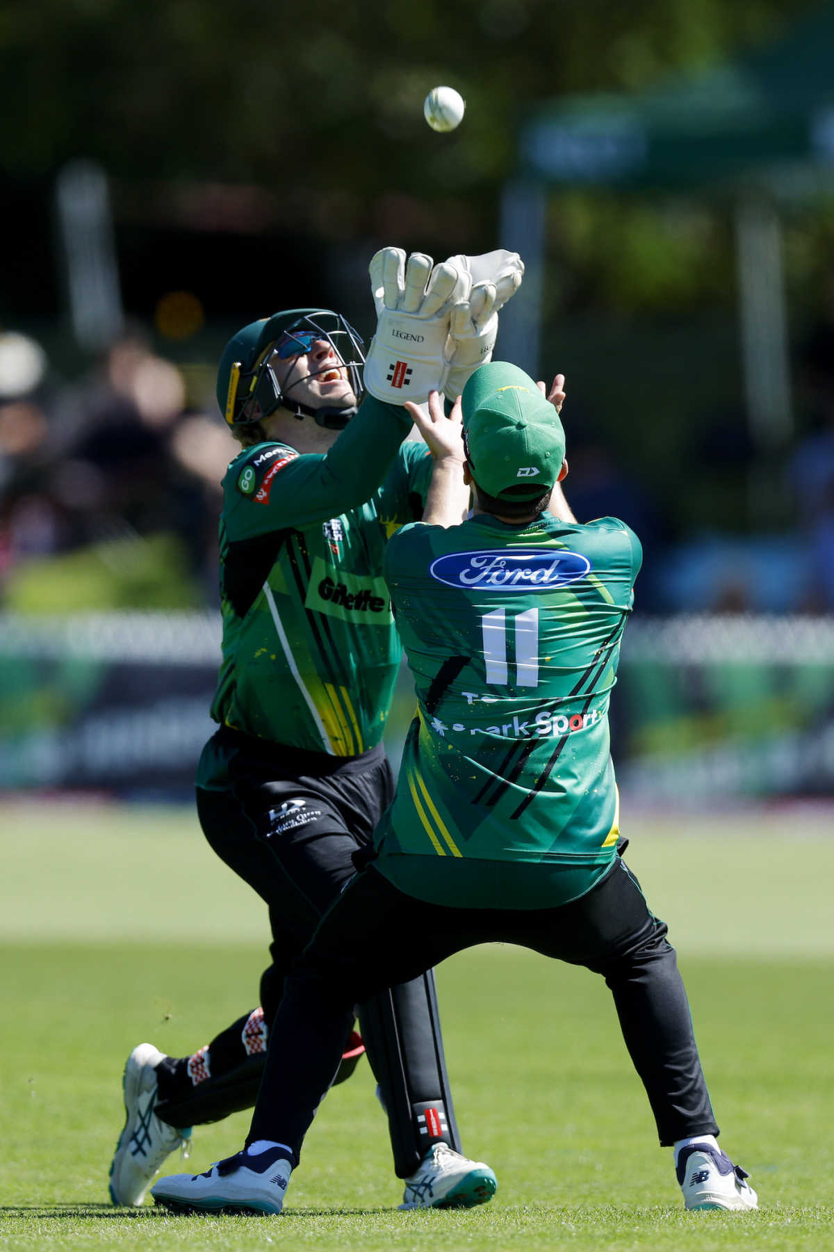 Dan Cleaver and Ray Toole almost collide while attempting a catch, Central Districts vs Wellington, Super Smash 2022-23, Palmerston North, December 27, 2022