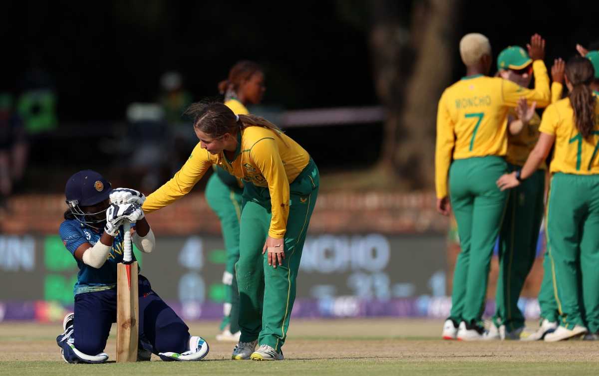 Miane Smit consoles Umaya Rathnayake after Sri Lanka lost to South Africa by one run, South Africa Women Under-19s vs Sri Lanka Women Under-19s,  U19 Women's T20 World Cup, Potchefstroom, January 24, 2023