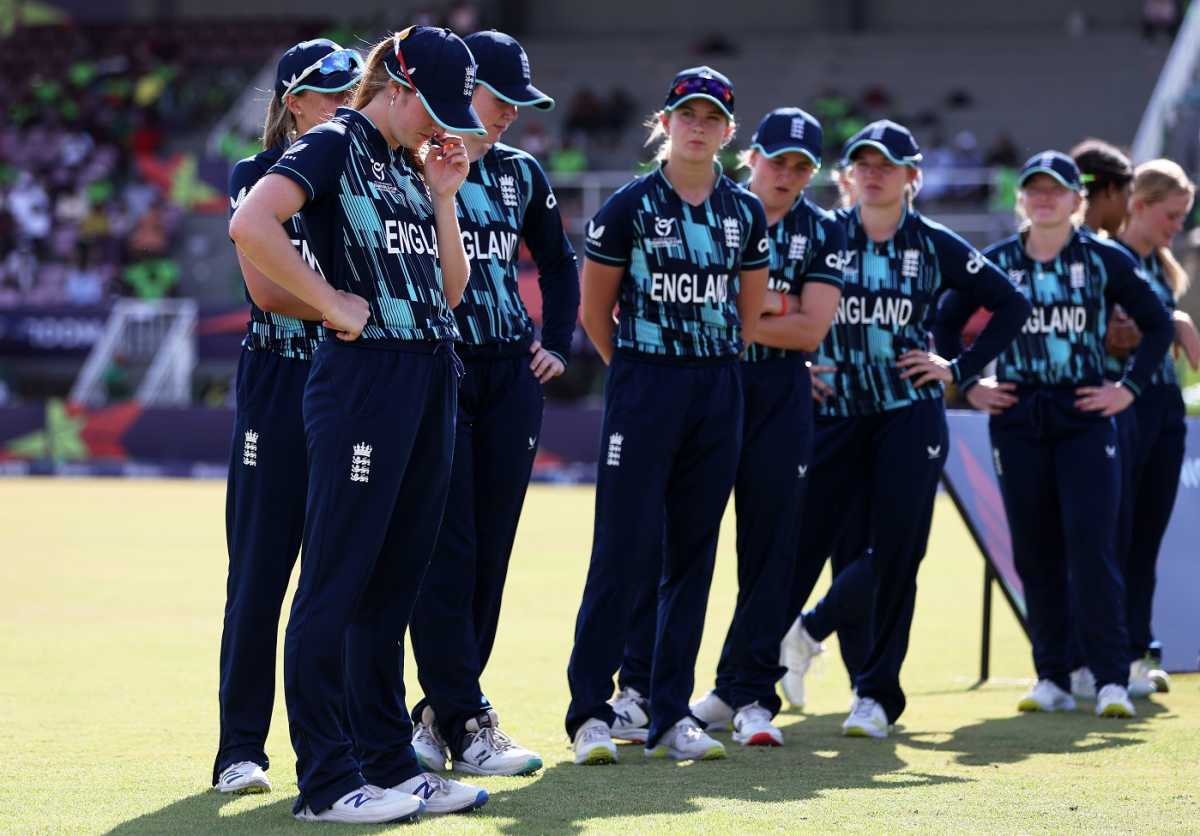 England players cut a dejected figure following the final, India vs England, U-19 Women's T20 World Cup, final, Potchefstroom, January 29, 2023