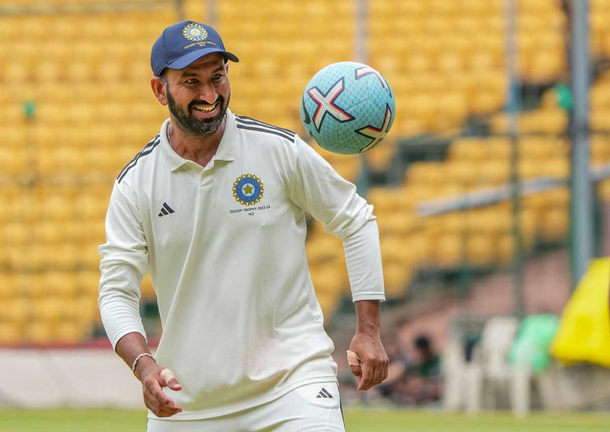 Cheteshwar Pujara has his eyes on the ball at all times, be it the red cricket ball or a football, South Zone vs West Zone, Final, 3rd day, Duleep Trophy, Bengaluru, July 14, 2023