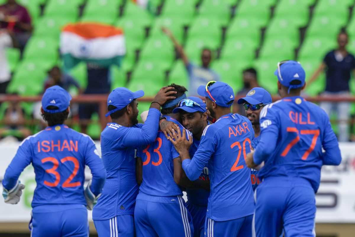 India get together after Hardik Pandya's first-ball strike